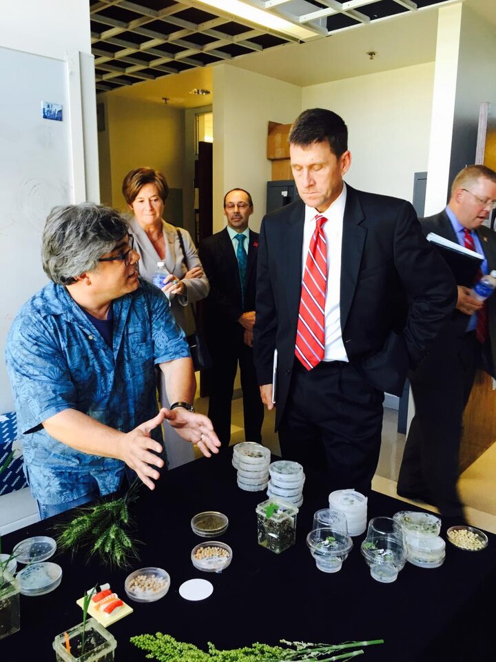 Hank Bounds visits the Clemente Lab